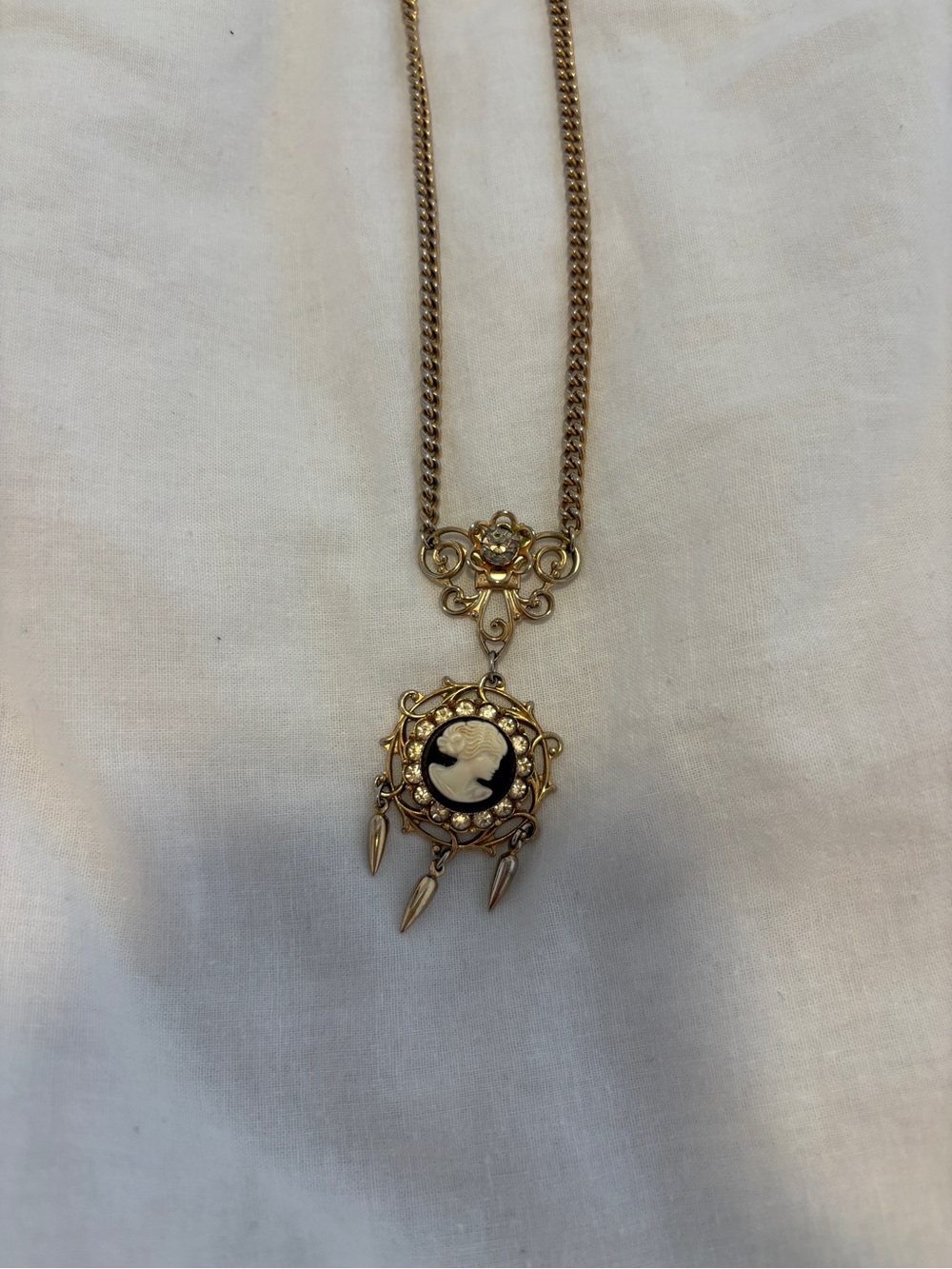 Vintage Gold Cameo Pendant Necklace - Classic Women’s Jewelry